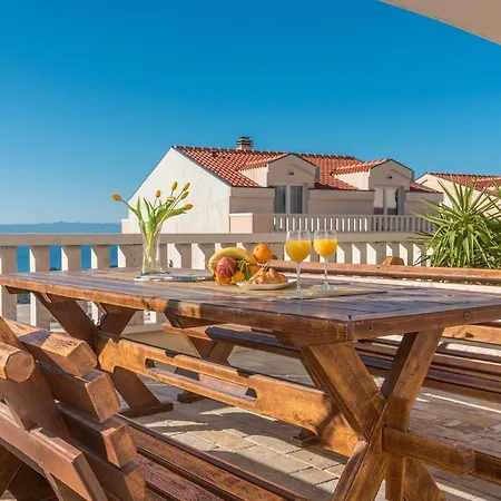 Apartment Azure Pool Makarska